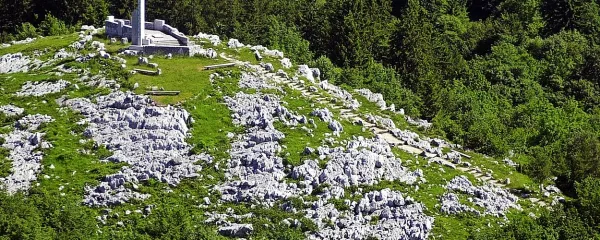 Na Trnovem danes kraljuje  spomenik partizanom. 