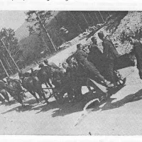 Topničarji IX. korpusa na Trnovem vlečejo top na položaj.
