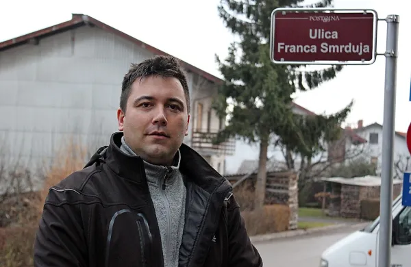 “S preimenovanjem bomo lahko končno pokazali spoštovanje do pokojnega kiparja in odpravili sramoto, na katero zagotovo ne moremo biti ponosni,” pravi Andrej Smerdu.
