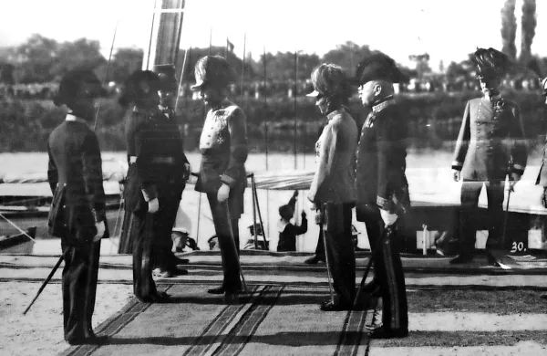 Prestolonaslednik Franc Ferdinand in grof Attems, drugi z desne, v pristanišču Metković. Fotografijo je grofu podaril polkovnik vitez Erich von Heilenbrunner, takratni pomočnik v vojaški pisarni njegove visokosti.