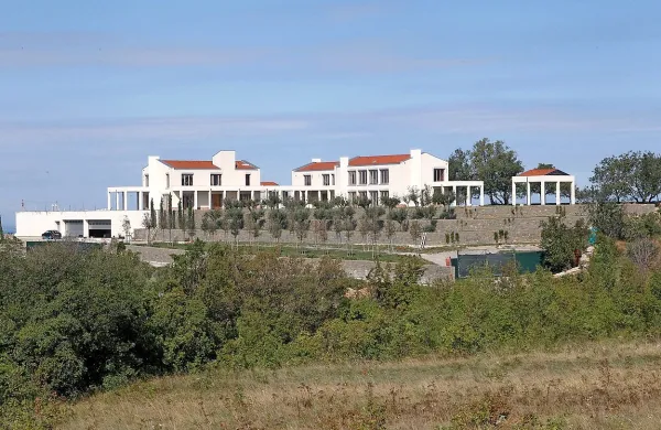 Do pred enim mesecem je imel kompleks na skrajno desni strani  tudi paviljon.  