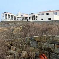 Pogled na kmetijo oziroma  posestvo z zadnje strani.  
