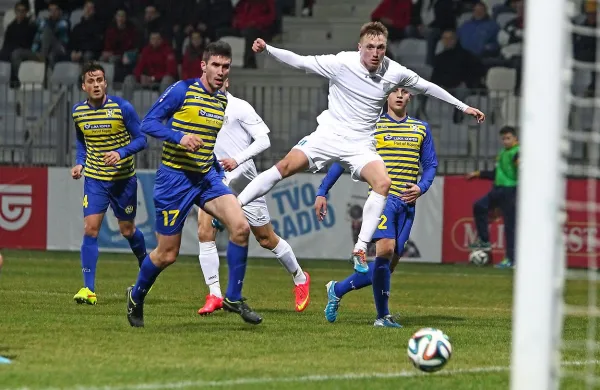 Za kanarčke je debitiral Ante Tomić (št 17), ki je skušal ustaviti Vedrana Jugovića (v belem).