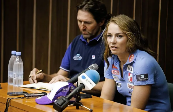 Smuk za svetovni pokal alpskih smučark v italijanski Cortini d'Ampezzo, ki bi moral biti ob 10.30 in na katerem bi morala nastopiti Tina Maze, je zaradi novozapadlega snega odpovedan.