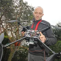 Aleš Srnovršnik  z večjim modelom multikopterja za zahtevnejše snemanje