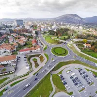 Mesto posneto s točke, ki  je dosegljiva samo z manjšim plovilom 