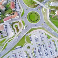 Ptičja perspektiva  krožišča na vstopu v mesto