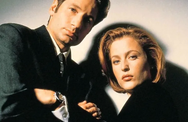 David Duchovny in Gillian Anderson v seriji X-files kot agenta Fox Mulder in Dana Scully. 
