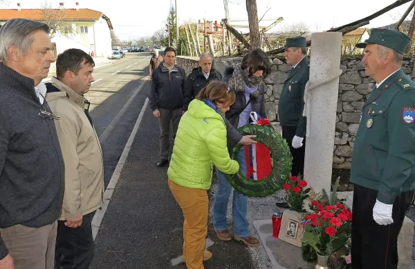 Na mestu krutega umora Marjana Štoke, kjer danes stoji spomenik, je včeraj delegacija položila venec in cvetje.