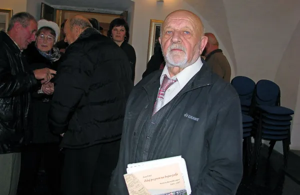 Stane Uršič s knjižico očetovih dnevniških zapisov in pesmi iz prve svetovne vojne. 
