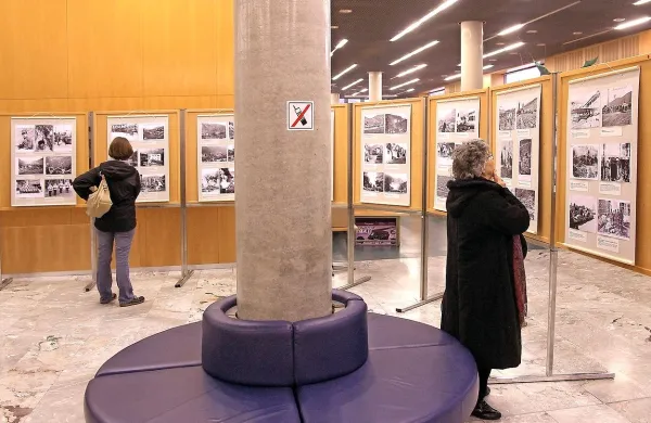  V Goriški knjižnici Franceta Bevka je na ogled  več kot sto fotografij o Čepovanu med prvo svetovno vojno.