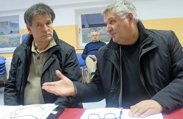 Robert Ščuka (levo) in župan Jurij Kavčič stavita na potrpežljivost in nadomestitev dotrajanih bakrenih kablov z bolj kakovostnimi optičnimi vlakni.