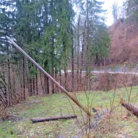 Razmajane in vsepovsod ležeče telefonske stebre bo Telekom na Cerkljanskem do spomladi nadomestil z novimi.