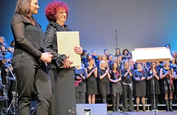 Jožica Golob (desno) je prejela tudi zlato jubilejno priznanje JSKD za 50 let dela v glasbi. 