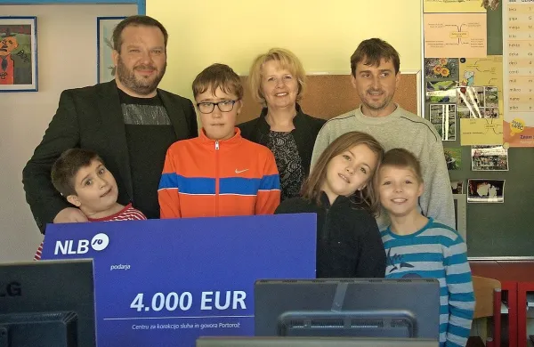 Marko Strle (levo) in Lučana Krmac v družbi učencev Centra za korekcijo sluha in govora Portorož