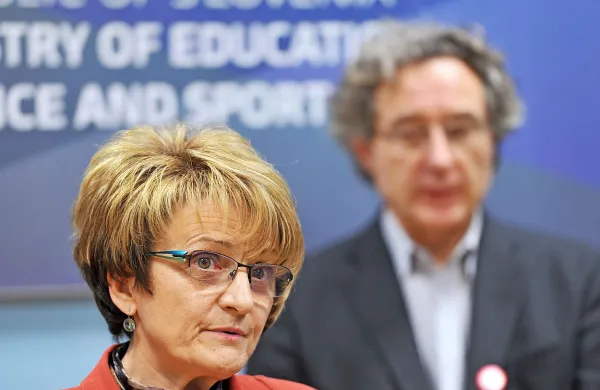 Šolska sindikata Sviz in VIR na današnjem sestanku z ministrico za izobraževanje Stanko Setnikar Cankar nista dobila zagotovil, da bo ministrstvo umaknilo deset milijonov evrov težke varčevalne ukrepe v šolstvu