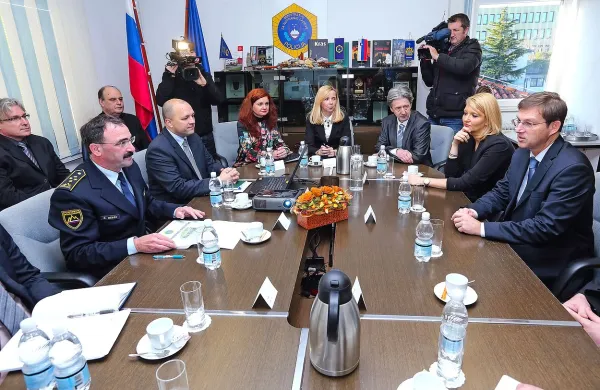 Predsednik vlade in SMC Miro Cerar (desno) je obiskal Policijsko upravo Koper, nato pa odprl poslanski pisarni poslancev SMC Lilijane Kozlovič in Marka Ferluge. 