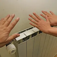 Na Markovcu se najbolj opeharjene počutijo tisti, ki imajo stanovanja v najvišjih nadstropjih. Pravijo, da se kljub odpiranju ventilov radiatorji v stanovanjih ne uspejo segreti, nato pa jih povsem dotolče še, ko morajo za zmrzovanje  doplačati skoraj