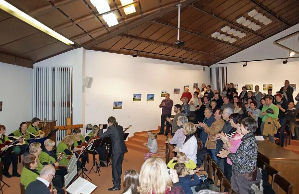 Tambura&scaron;i so jim polep&scaron;ali praznike