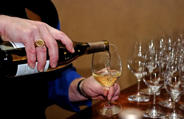Alkohol spremlja vse vrste dogodkov in tudi prireditev, 
prodaja in strežba mladoletnim pa je, kljub uradni prepovedi, 
slabo nadzorovano in premalo spoštovana. 