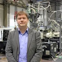 Uroš Likar, direktor Fluidmastra, pred novimi stroji, ki so jih postavili zaradi selitve programa ventilov za splakovalnike v Postojno.   