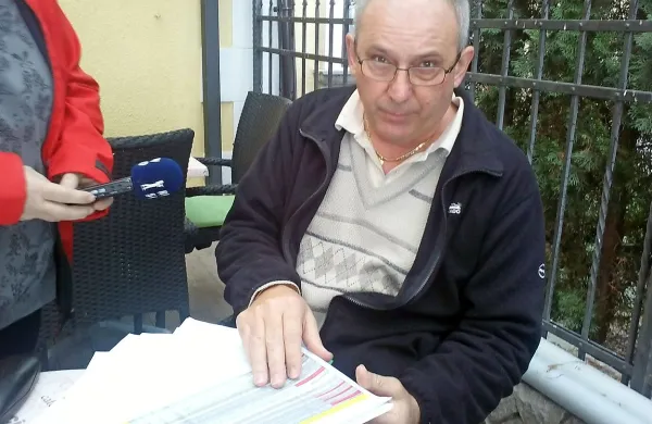 Nekdanji uslužbenec postojnske občine Rifet Kendič se je o domnevnih nepravilnostih na občini odločil javno spregovoriti pred razglasitvijo sodbe o tem, ali je bil odpuščen zakonito.  