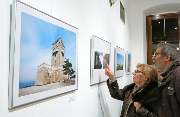 Kot   najsodobnejša utrdba je na razstavi razstavljena tudi fotografija spomenika braniteljem slovenske zemlje  na Cerju, ki jo je posnel fotograf Franci Virant.