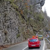  Voznikom skozi Zalo  ostane le stiskanje pesti, da ne pride do hujše nesreče ali popolne zapore edine povezave Idrije s središčem države.