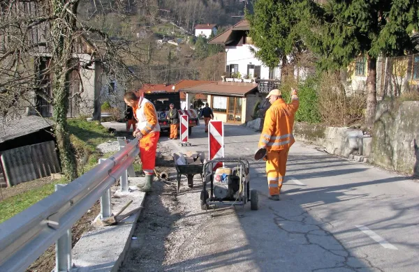 Gradbeni delavci v teh dneh popravljajo še zadnje poškodbe na državni cesti po poplavah, za ostalo pa očitno ni in, kot kaže, še kar nekaj časa ne bo denarja. 