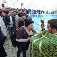 Verniki, ki se jih je v Žusterni zbralo nekaj sto, so prejeli blagoslov, druženje pa nadaljevali v pivnici Emonec ob pogostitvi s tradicionalnimi jedmi.   