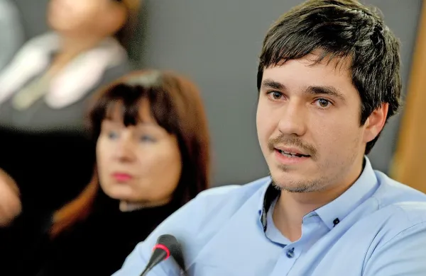 “Potem ko je država z milijardami dokapitalizirala banke, se nam zdi, da je skrajni čas, da dokapitalizira tudi ljudi, ki jih je s tem procesom osiromašila,” pravi vodja poslancev ZL Luka Mesec.