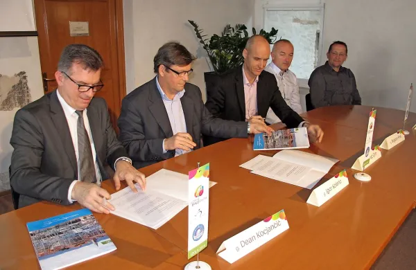 Na včerajšnji tiskovni konferenci so predstavniki izolske občine in kolesarske zveze podpisali pismo o nameri. Z leve: Dean Kocjančič, Igor Kolenc, Tomaž Grm, Bogdan Fink in Martin Hvastija. 