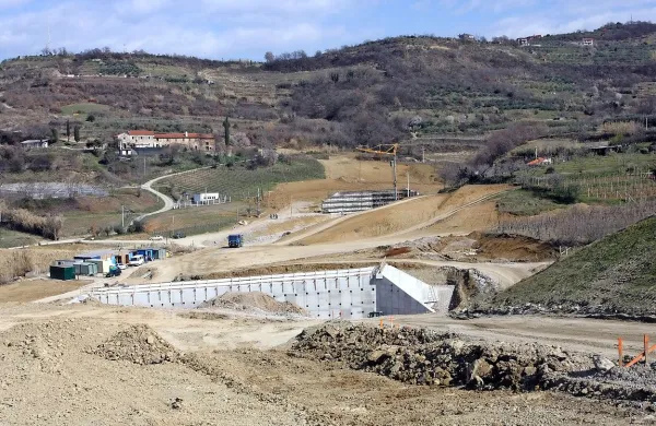 Valter Božič, znani izolski borec proti avtocesti v dolini Pivol, si je  s kopanjem jarka (in pretrganjem visokonapetostnega električnega kablovoda) prislužil pogojno obsodbo.