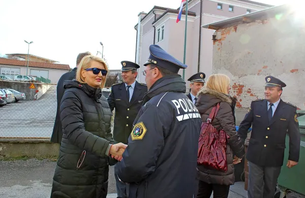 Ministrica  Vesna Györkös Žnidar si je s sodelavci nazadnje ogledala še postojnsko policijsko postajo.   