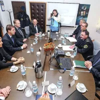 Premier Miro Cerar, ministrica Vesna Györkös Žnidar in Marjan Fank z vodstvom koprske policijske uprave.  