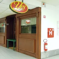 Mestna občina Koper je postala lastnica lokala Yes pub v kleti Bonifike. Namenila naj bi ga mladim med 14. in 17. letom.