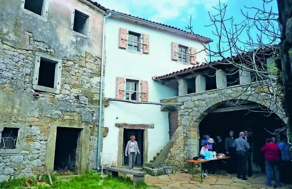 Koprska občina bo odkupila še manjkajoči del Bržanove domačije v Smokvici (levo) in v njem uredila informacijsko-degustacijski center s tradicionalnim odprtim kuriščem. Preostali del objekta je že v njihovi lasti, obnovili pa so ga v okviru prvega dela
