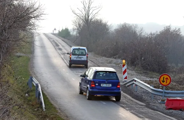 Cesto bodo ponekod razširili (na fotografiji) in ob njej uredili manjkajoče odvodnjavanje.