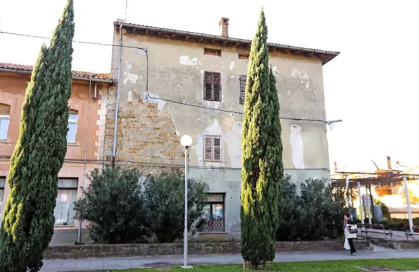 Objekt kulturnega doma je resda sredi mesta, vendar je zelo  dotrajan in  brez lastnega parkirišča.  