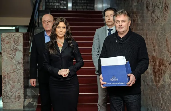 Tudi če so bili v škatlah podpisi, ki so jih zlonamerneži ponaredili, je rezerve pri številu podpisov toliko, da verodostojnost referendumske pobude ni ogrožena, razmišljajo v SDS. 