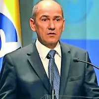  Janez Janša (na twitterju): “Hišne preiskave zaradi podpisov? Kdorkoli jih lahko podtakne. So že naredili kako zaradi milijardne bančne luknje?”
