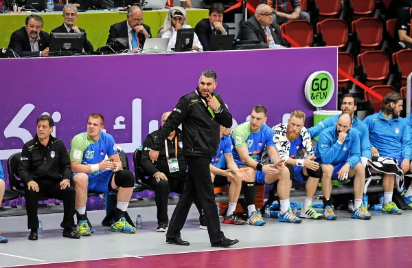 Slovenska klop s selektorjem Borisom Deničem (v ospredju) je lahko večkrat le nemočno opazovala, kaj se dogaja na igrišču.