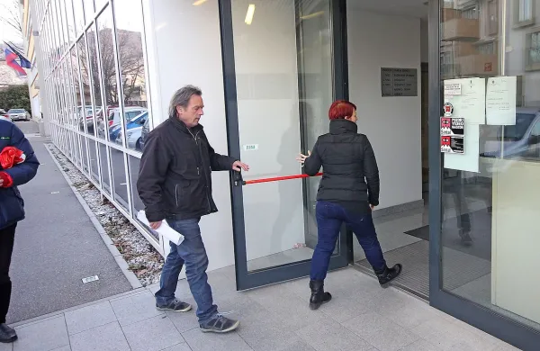 Marjanu Mikužu tokrat zaradi ponarejanja listin sodijo na novogoriškem okrajnem sodišču.  