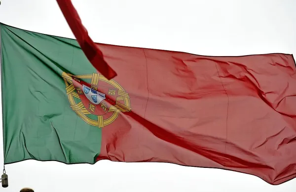 Portugalska bo Mednarodnemu denarnemu skladu (IMF) predčasno vrnila 25 milijard evrov pomoči, saj je ponovno pridobila dostop do finančnih trgov, je danes napovedala portugalska finančna ministrica Maria Luis Albuquerque.