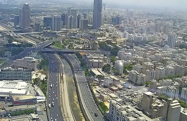 Na mestnem avtobusu v Tel Avivu je moški davi zabodel več ljudi in jih najmanj 12 ranil.