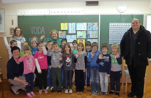 Kovod je učne ure o vodi izvedel v 32 oddelkih šol in vrtcev na Postojnskem in Pivškem, tudi v Osnovni šoli Košana (na fotografiji). 