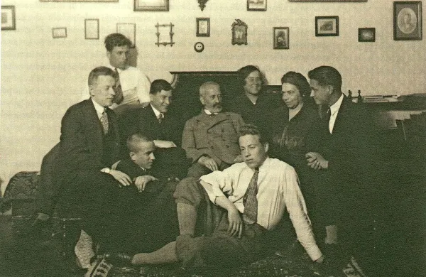 Henrik in Marija Tuma z otroki; Branimir sedi na tleh levo