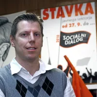 Damjan Volf: “Ne bomo dovolili, da bi posledice neurejenih razmer v zdravstvu, kar se pozna tudi v izolski bolnišnici, zdaj na svoji koži prenašali nič krivi zaposleni.” 