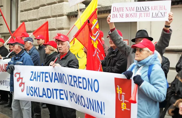 Predstavniki Zveze svobodnih sindikatov Slovenije, v kateri je tudi sindikat upokojencev, so s protestom pred vladnim poslopjem danes zahtevali izredno uskladitev pokojnin.