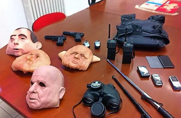 Domnevnim roparjem so zasegli maske, orožje in druge pripomočke, ki naj bi jih uporabljali pri ropih.